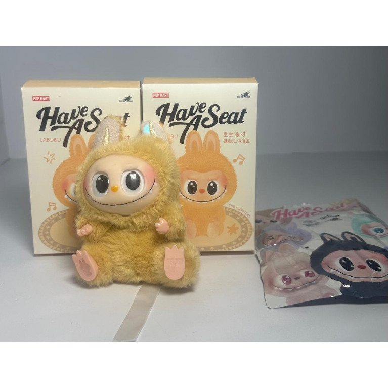 Игрушка мягкая в коробке свет, звук + аксессуар в руке , сидячий  10*8*15 см