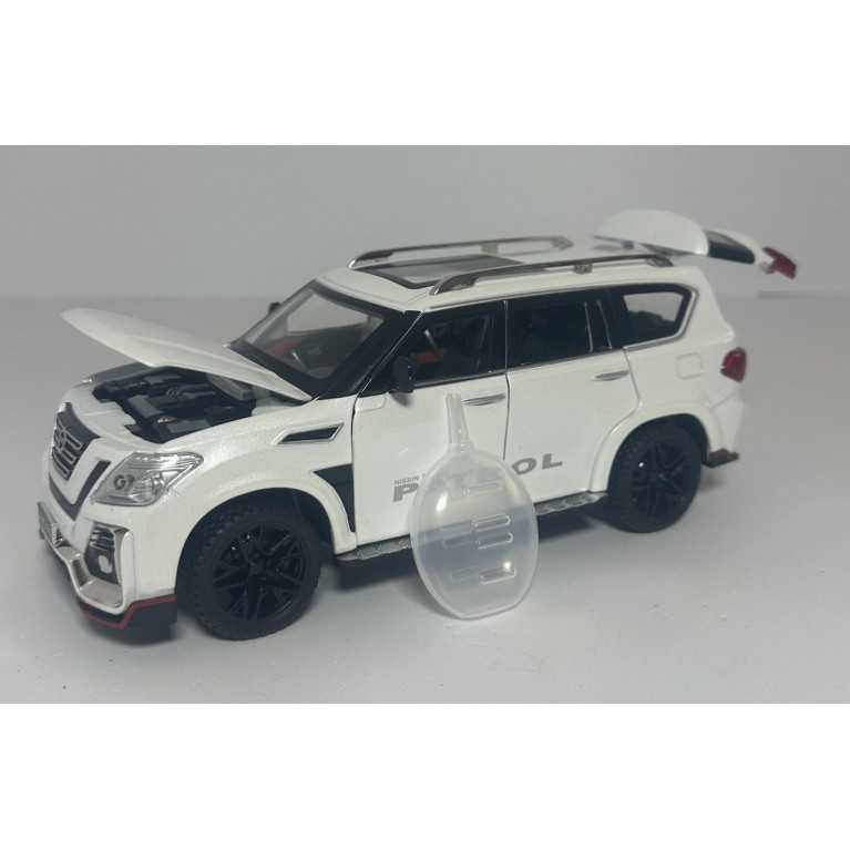 Машина металл без коробки дым,свет, звук ,открываются двери ,багажник, капот, поворачивают колёса, инерция   1:24 21*7*8 см   ооо