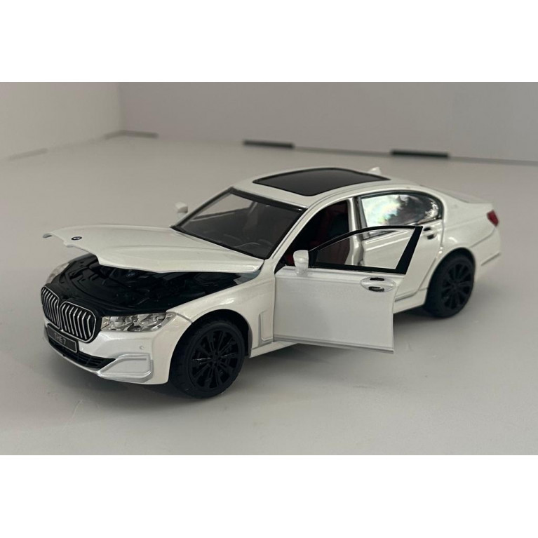 Машина металл без коробки свет, звук ,открываются двери ,багажник, капот 1:24